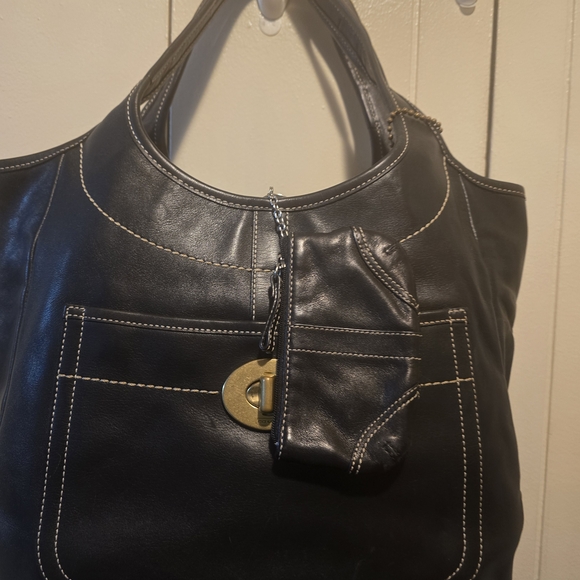 Elegant Black Leather Handbag - Picture 3 of 4